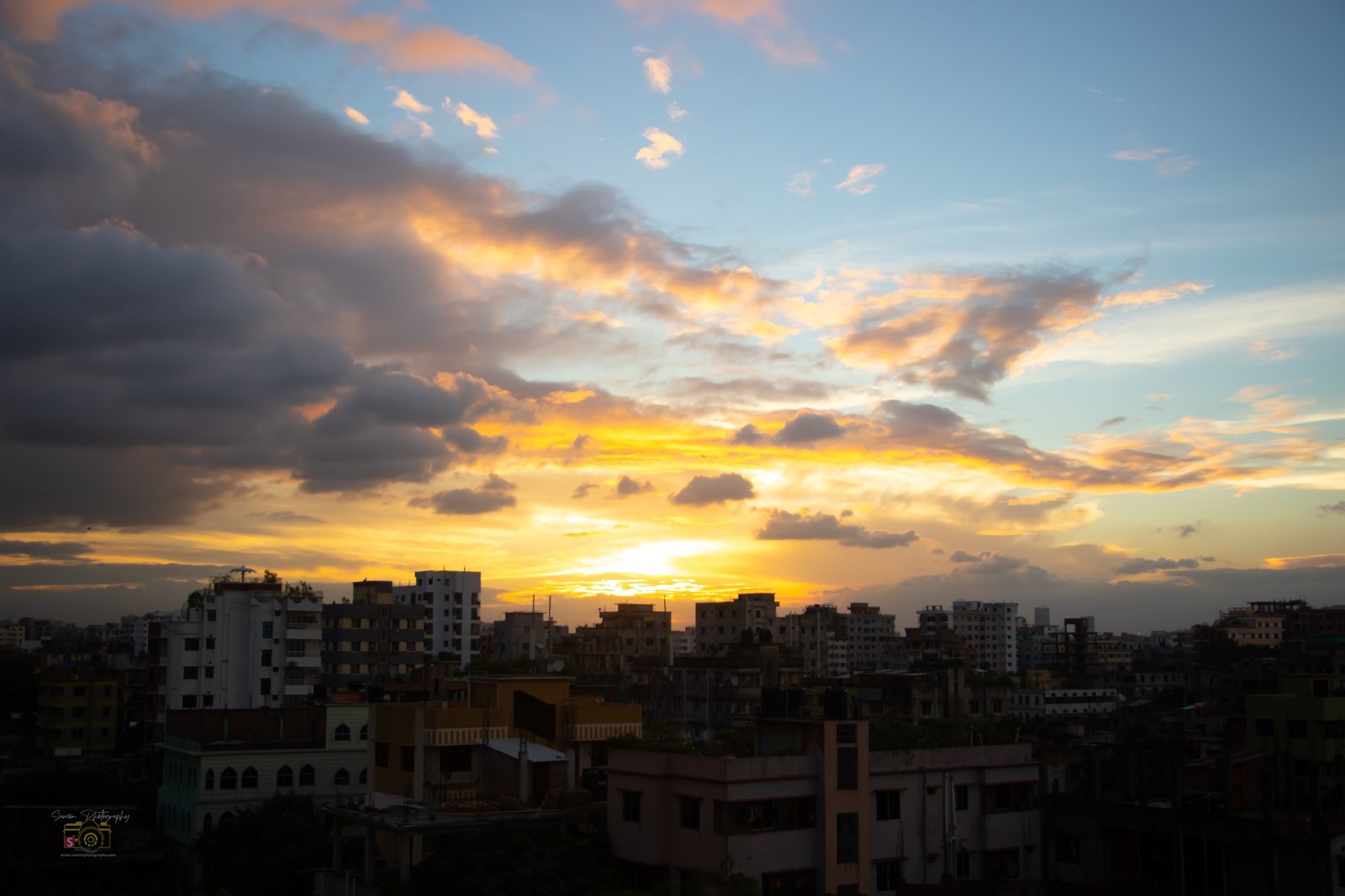 গোধূলী বিকেলে সূর্য ডোবার আগের শেষ আলোটুকু