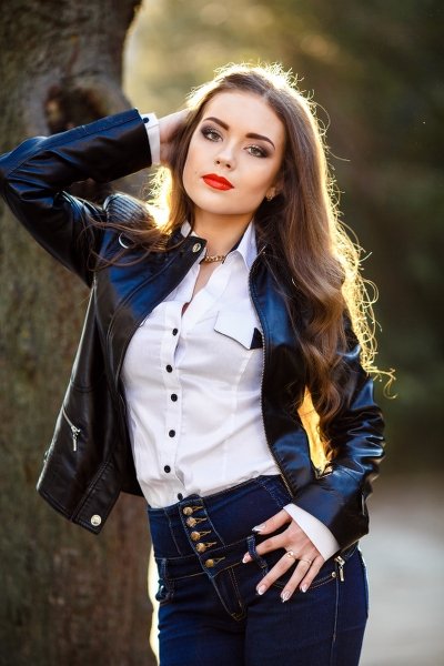 beautiful young girl posing in the parÿÛ